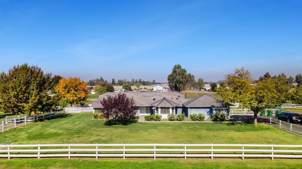 Image 2 of property listing at 12804 E Alamos Avenue, Sanger, CA 93657