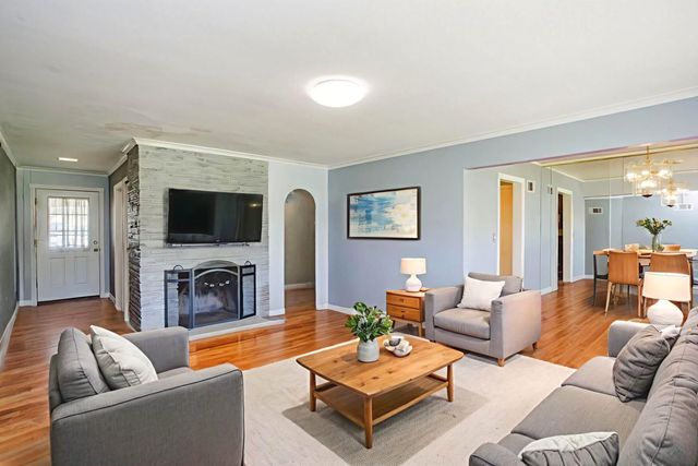 2521 Seminary Avenue, Des Plaines, IL 60016