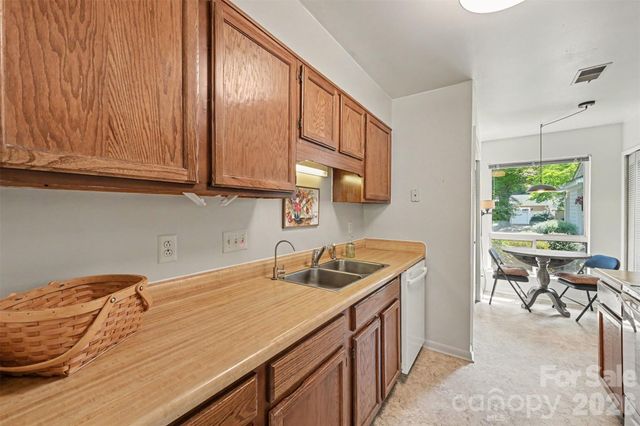 9014 Mcalpine Cove Court, Charlotte, NC 28270