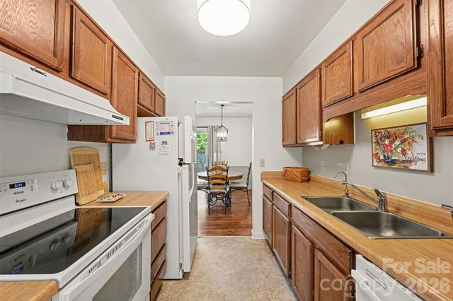 9014 Mcalpine Cove Court, Charlotte, NC 28270