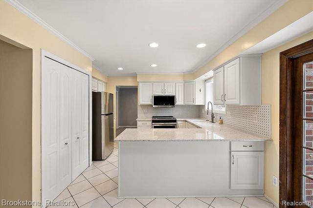 5138 Hale Drive, Troy, MI 48085