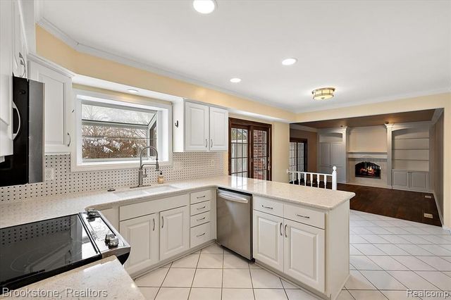 5138 Hale Drive, Troy, MI 48085