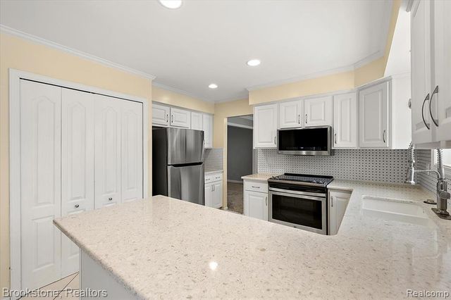 5138 Hale Drive, Troy, MI 48085