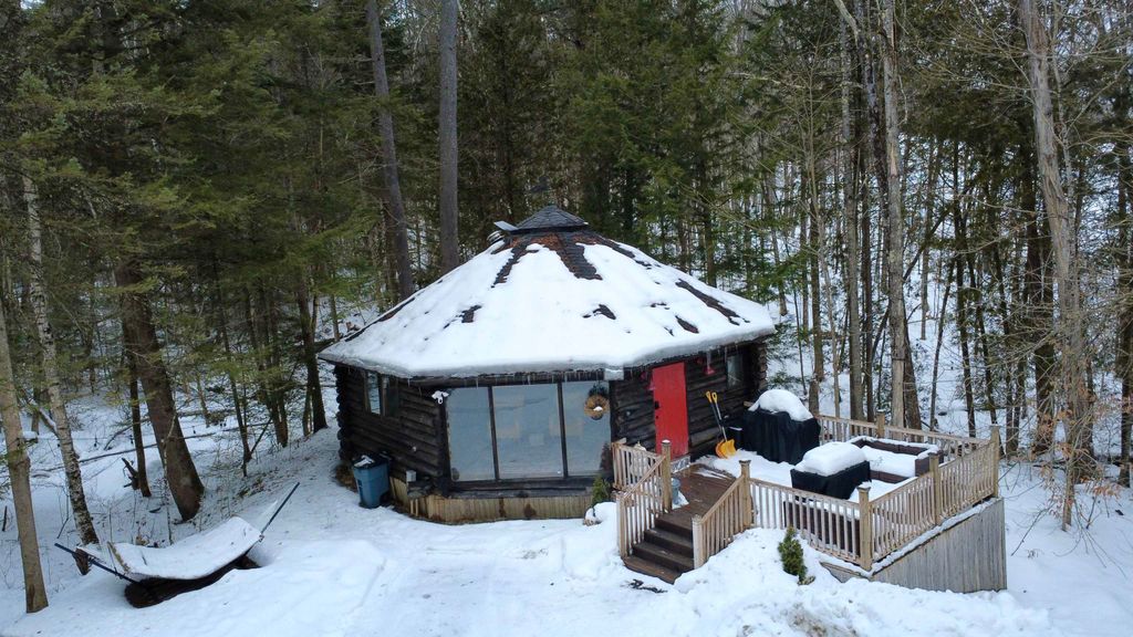 438 Old Bradley Road, St. Johnsbury, VT 05819