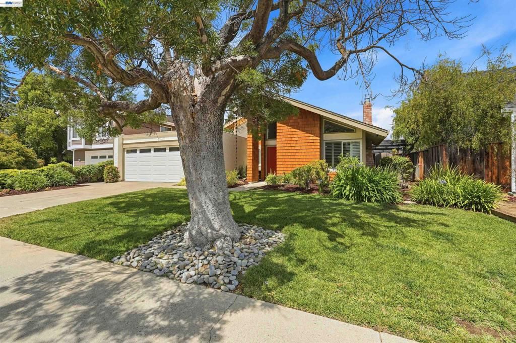 Image 3 of property listing at 7629 Elderwood Court, Cupertino, CA 95014
