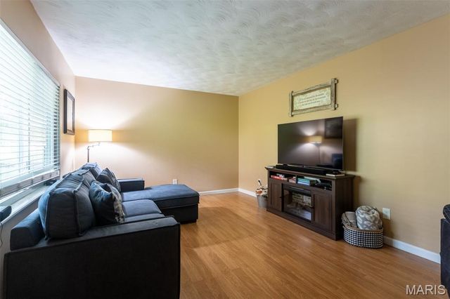 26 W Lakewood Drive, Fenton, MO 63026