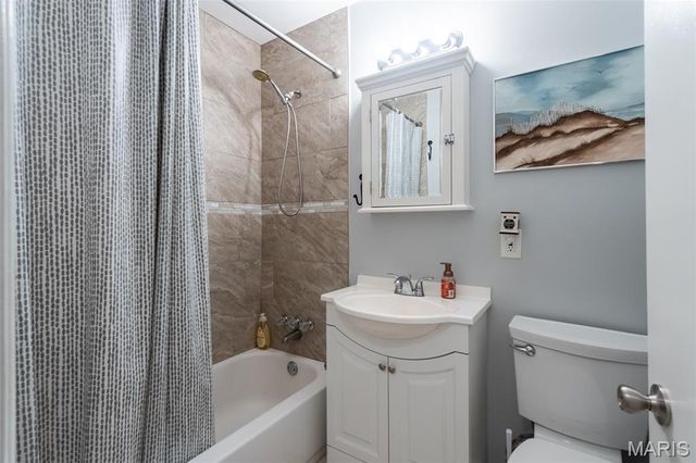 26 W Lakewood Drive, Fenton, MO 63026