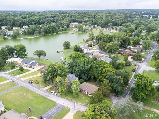 26 W Lakewood Drive, Fenton, MO 63026
