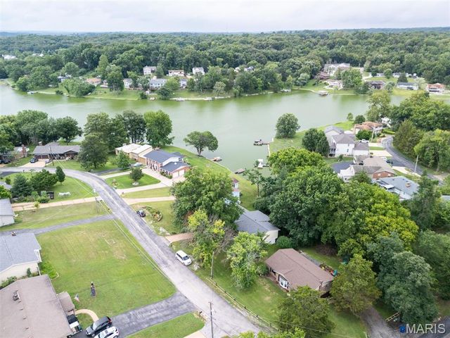 26 W Lakewood Drive, Fenton, MO 63026