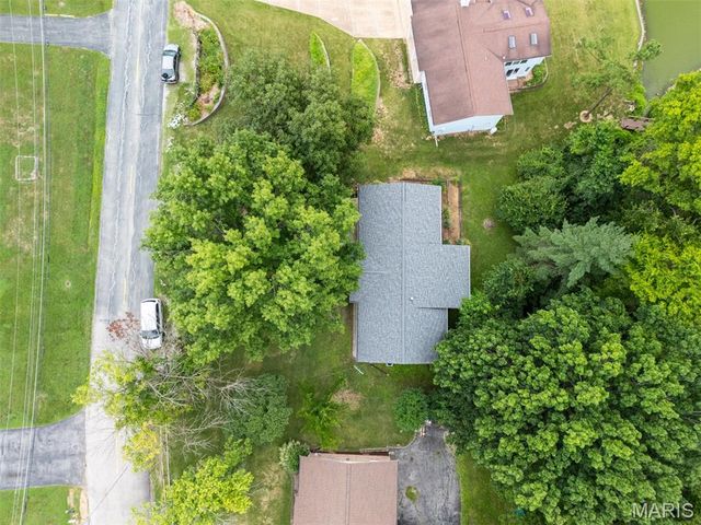 26 W Lakewood Drive, Fenton, MO 63026