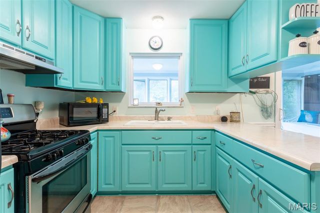 26 W Lakewood Drive, Fenton, MO 63026