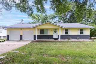 26 W Lakewood Drive, Fenton, MO 63026