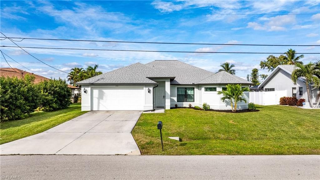 Image 4 of property listing at 1301 SE 23rd TER, Cape Coral, FL 33990