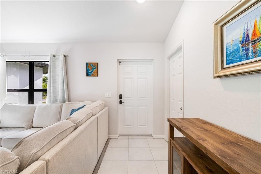 Image 5 of property listing at 1301 SE 23rd TER, Cape Coral, FL 33990