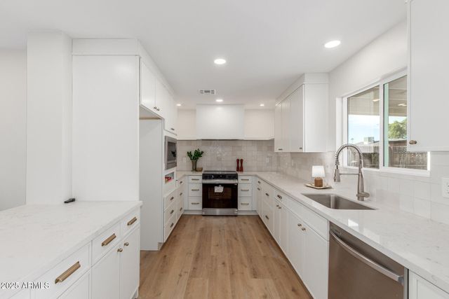 1006 W GRANDVIEW Street, Mesa, AZ 85201