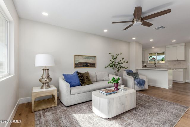 1006 W GRANDVIEW Street, Mesa, AZ 85201