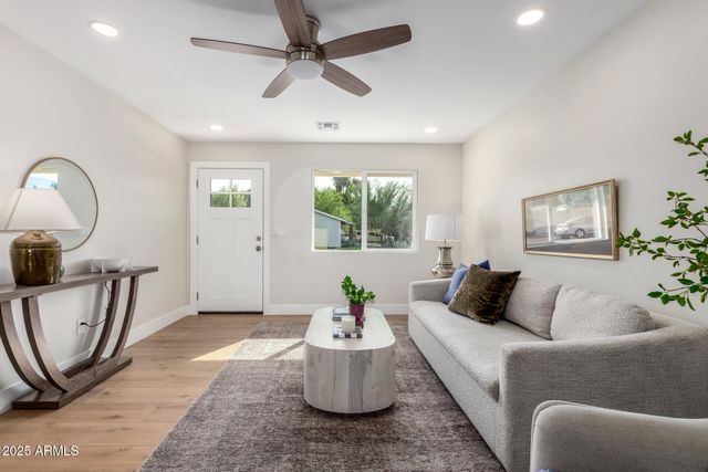 1006 W GRANDVIEW Street, Mesa, AZ 85201