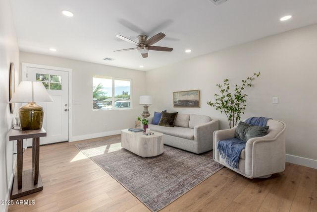 1006 W GRANDVIEW Street, Mesa, AZ 85201