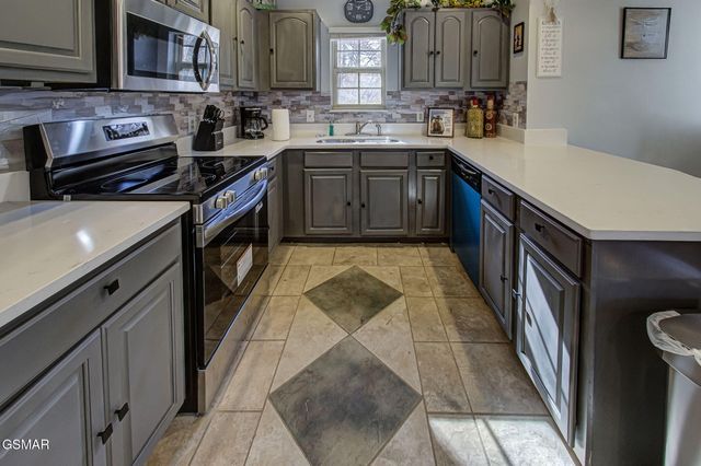 802 Crystal Br Way, Gatlinburg, TN 37738