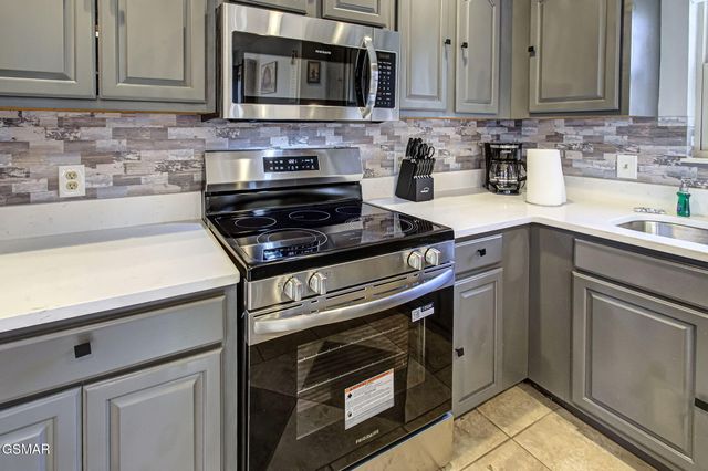 802 Crystal Br Way, Gatlinburg, TN 37738