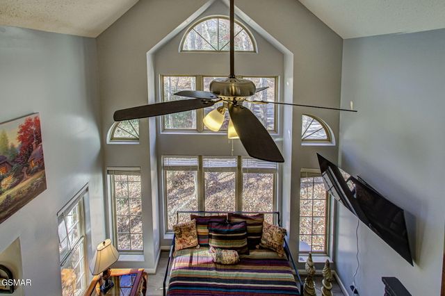 802 Crystal Br Way, Gatlinburg, TN 37738