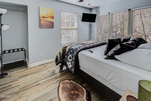 802 Crystal Br Way, Gatlinburg, TN 37738