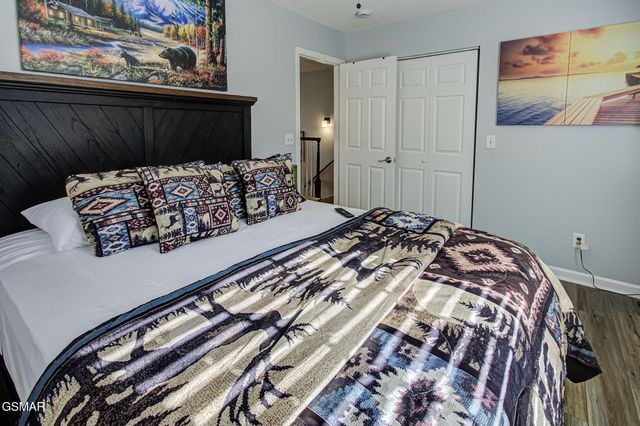 802 Crystal Br Way, Gatlinburg, TN 37738