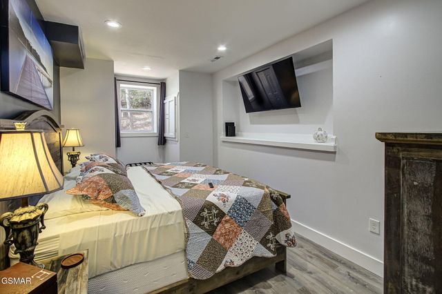 802 Crystal Br Way, Gatlinburg, TN 37738