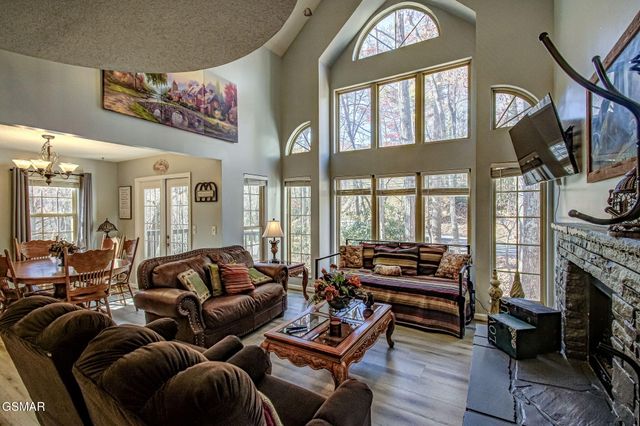 802 Crystal Br Way, Gatlinburg, TN 37738