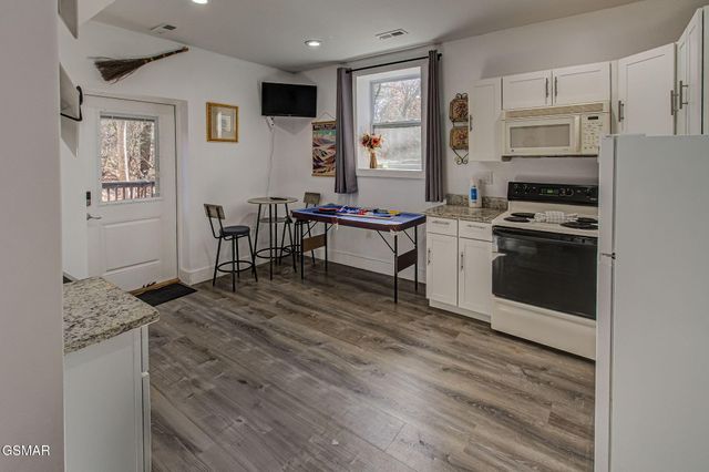 802 Crystal Br Way, Gatlinburg, TN 37738