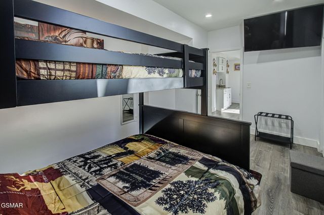 802 Crystal Br Way, Gatlinburg, TN 37738