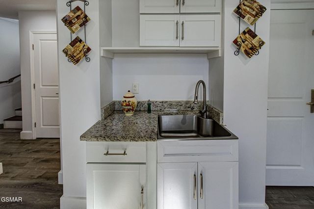 802 Crystal Br Way, Gatlinburg, TN 37738