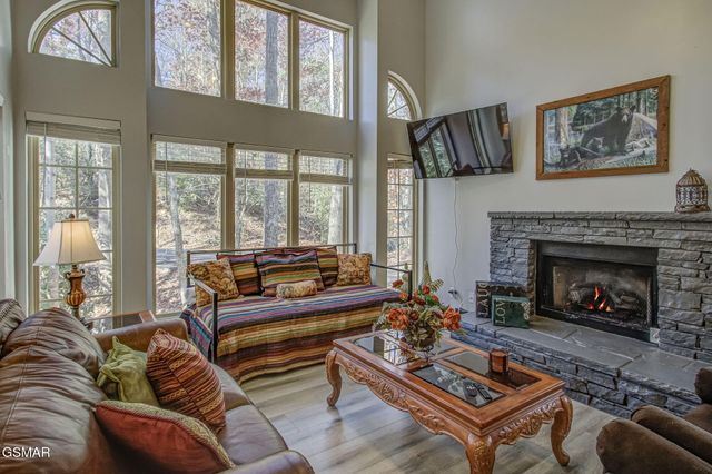 802 Crystal Br Way, Gatlinburg, TN 37738