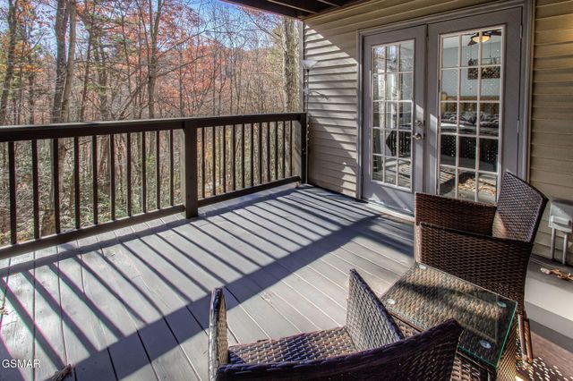 802 Crystal Br Way, Gatlinburg, TN 37738