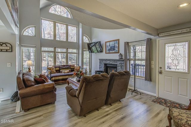 802 Crystal Br Way, Gatlinburg, TN 37738