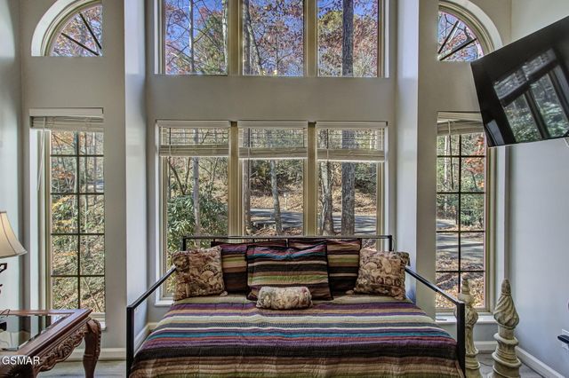 802 Crystal Br Way, Gatlinburg, TN 37738