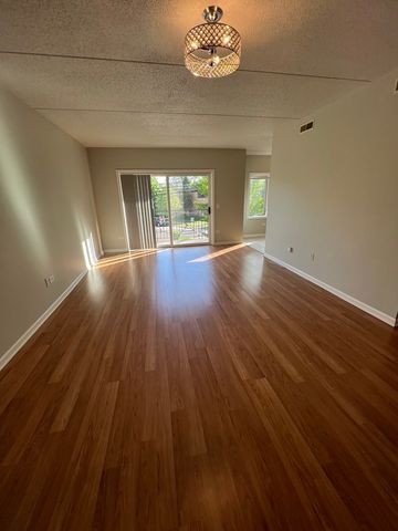 5924 N Lincoln Avenue 206, Chicago, IL 60659