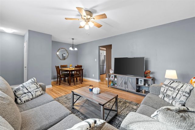 51 Edmunton Drive F17, North Babylon, NY 11704