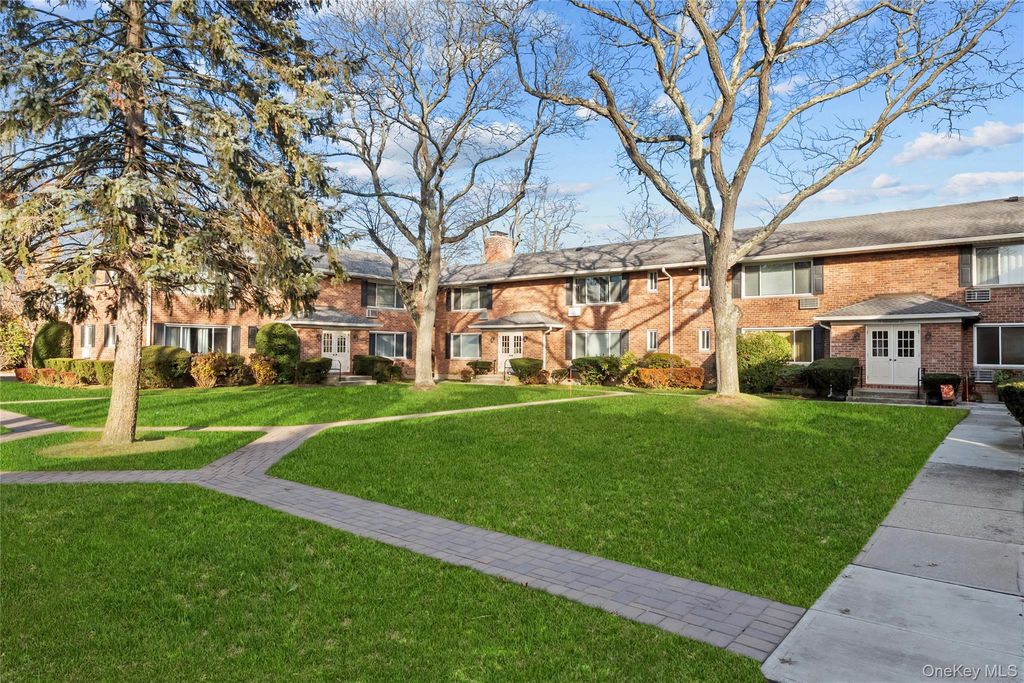 51 Edmunton Drive F17, North Babylon, NY 11704