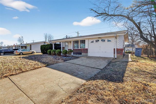 1328 Coppergate Lane, St Louis, MO 63138