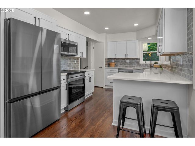 8460 Sw FAIRWAY Dr, Portland, OR 97225