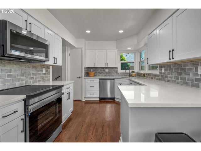 8460 Sw FAIRWAY Dr, Portland, OR 97225