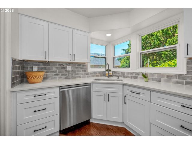 8460 Sw FAIRWAY Dr, Portland, OR 97225