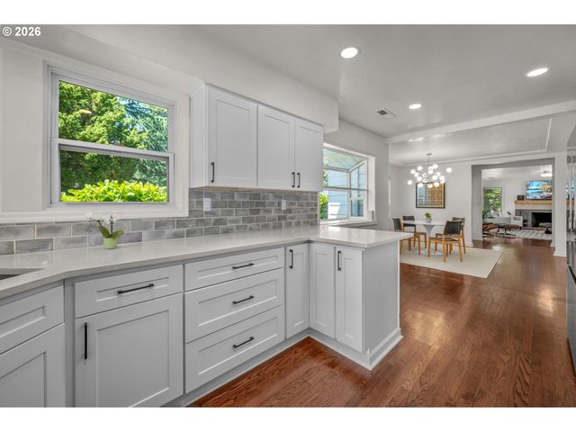8460 Sw FAIRWAY Dr, Portland, OR 97225