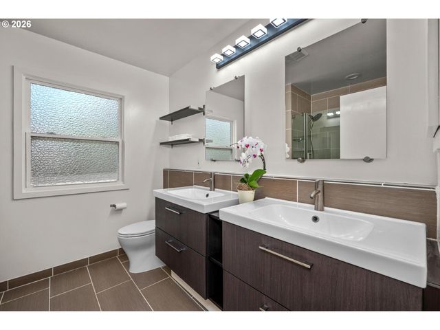 8460 Sw FAIRWAY Dr, Portland, OR 97225