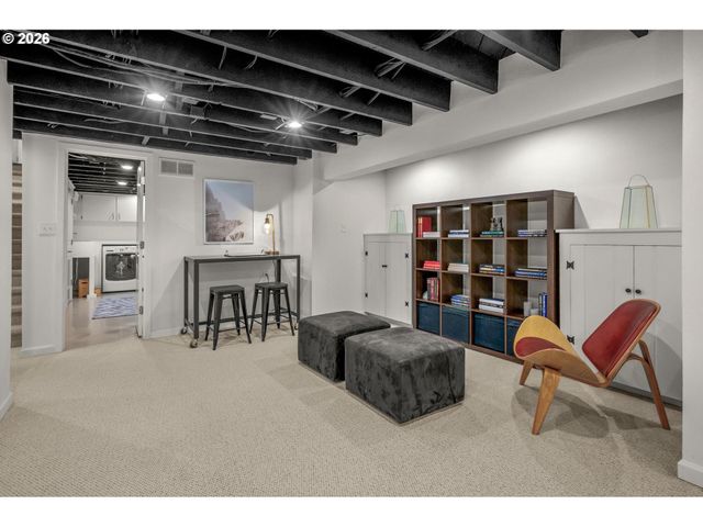 8460 Sw FAIRWAY Dr, Portland, OR 97225