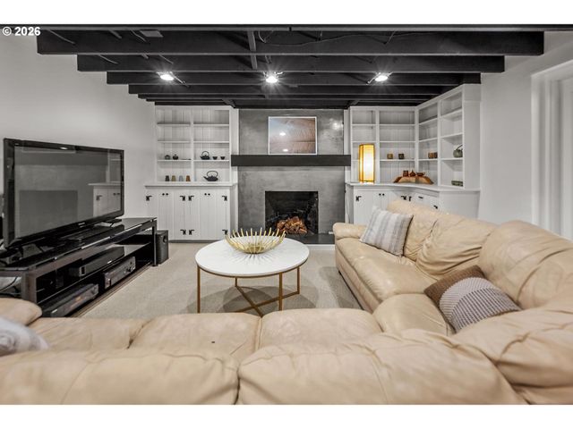 8460 Sw FAIRWAY Dr, Portland, OR 97225