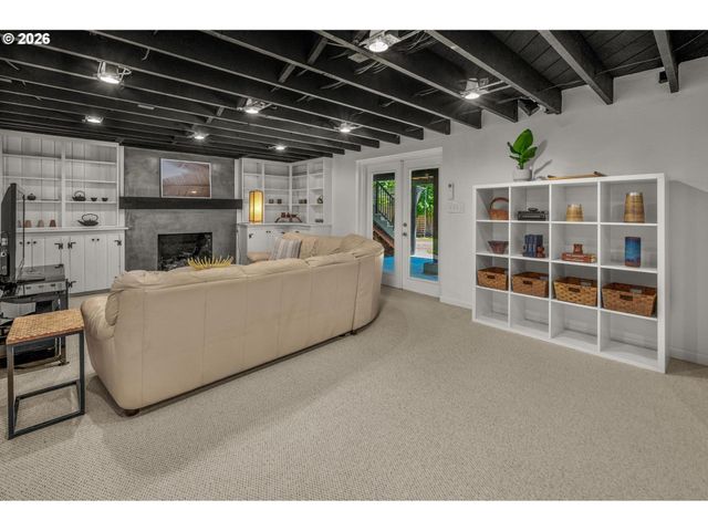 8460 Sw FAIRWAY Dr, Portland, OR 97225