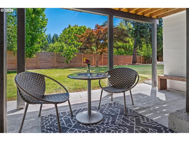 8460 Sw FAIRWAY Dr, Portland, OR 97225