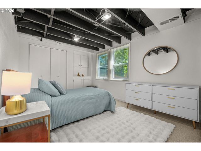 8460 Sw FAIRWAY Dr, Portland, OR 97225